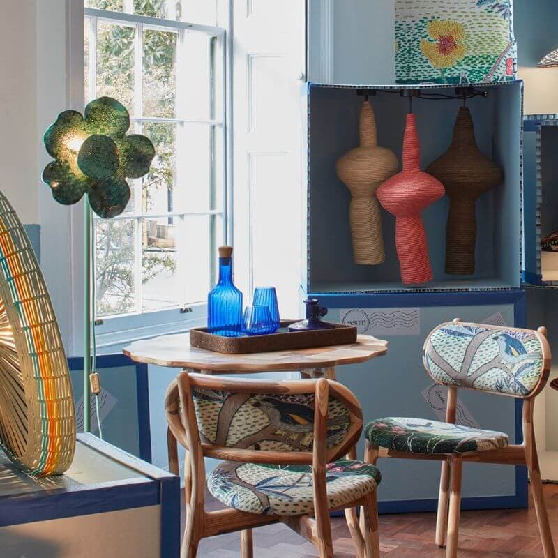 A table with glasses ontop