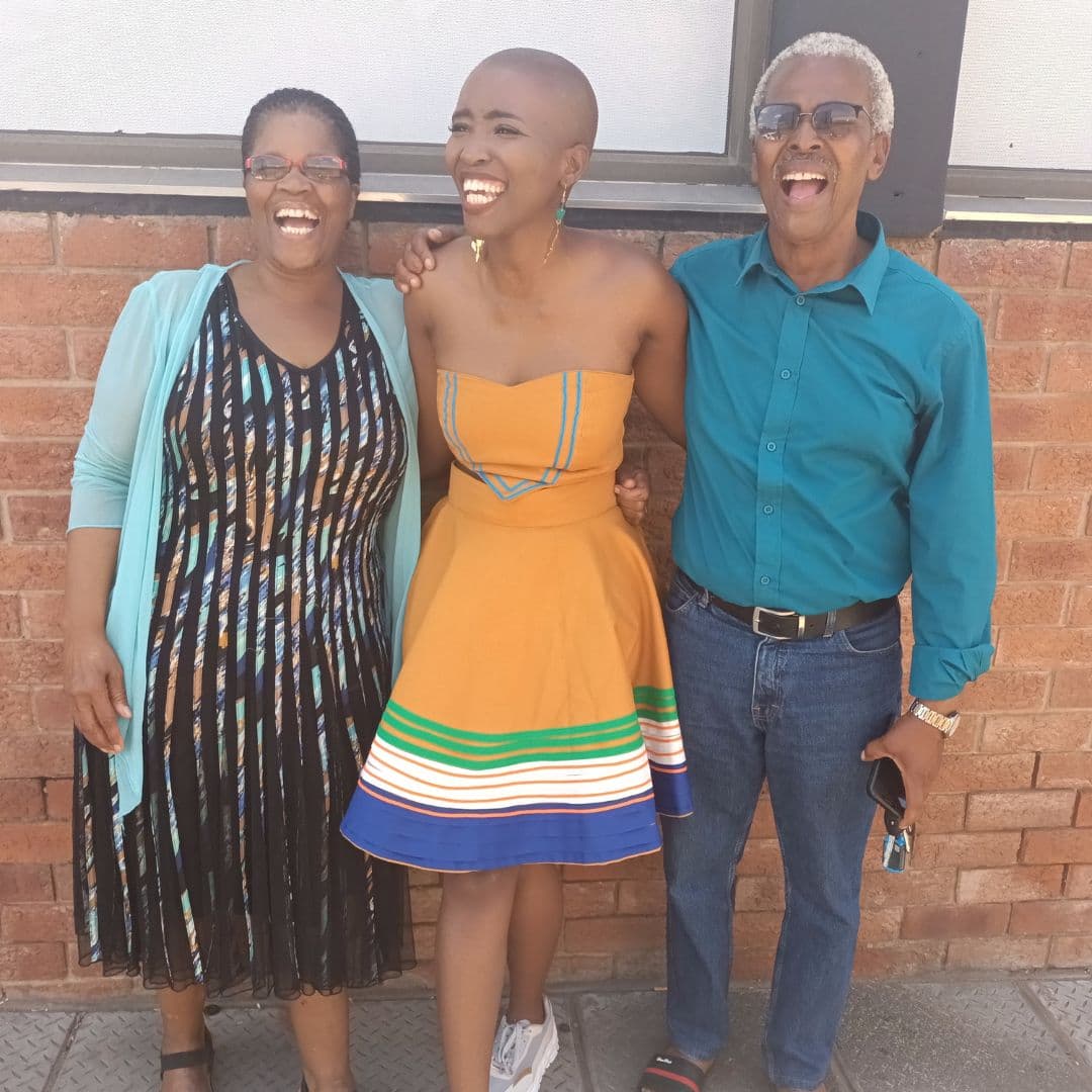 Qaqamba Ntshinka with people posing for a pic